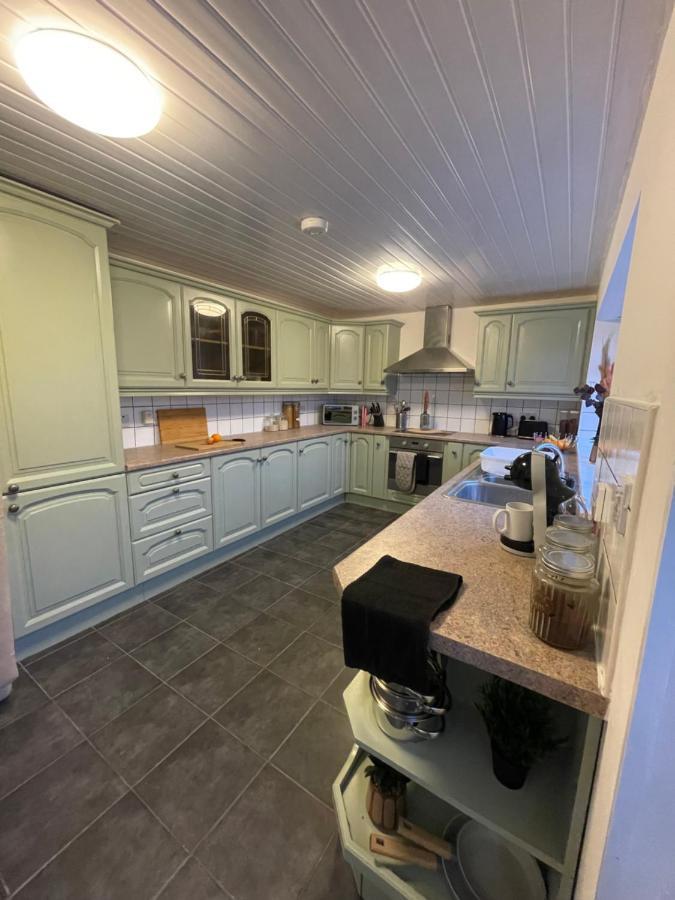 Modern Spacious 5 Bed House In Apartment *