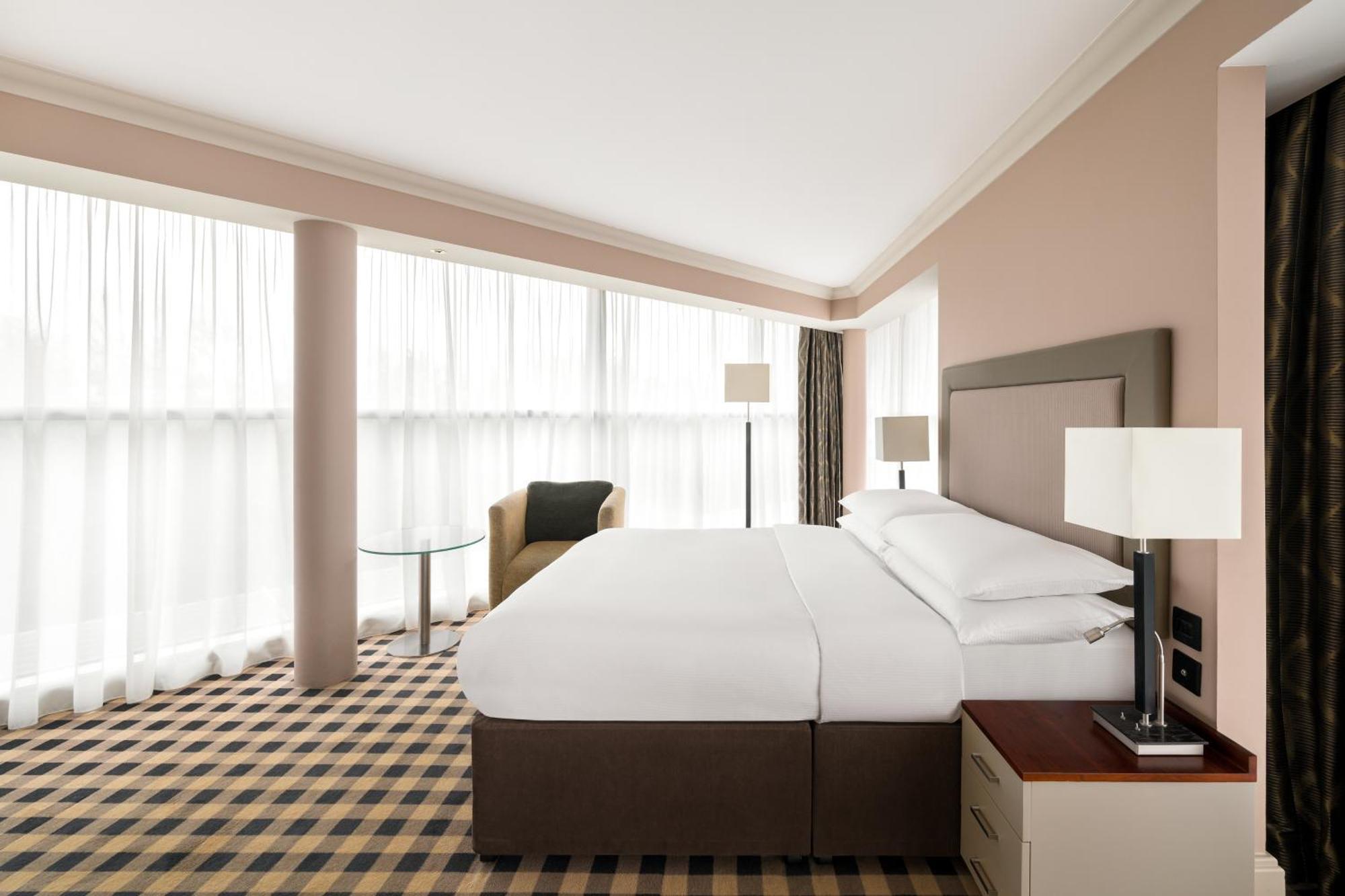 Hotel Doubletree By Hilton International Airport 4*