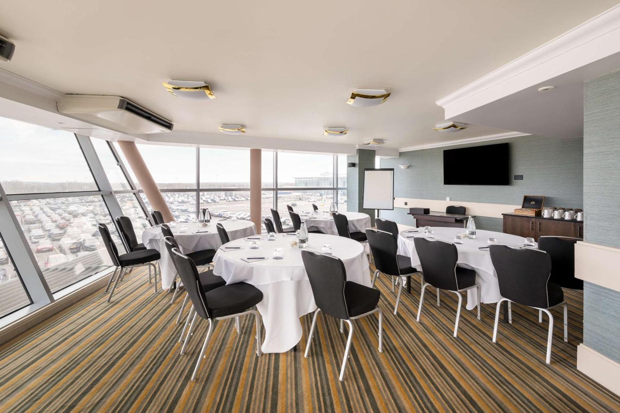 Doubletree By Hilton International Airport Hotel 4*