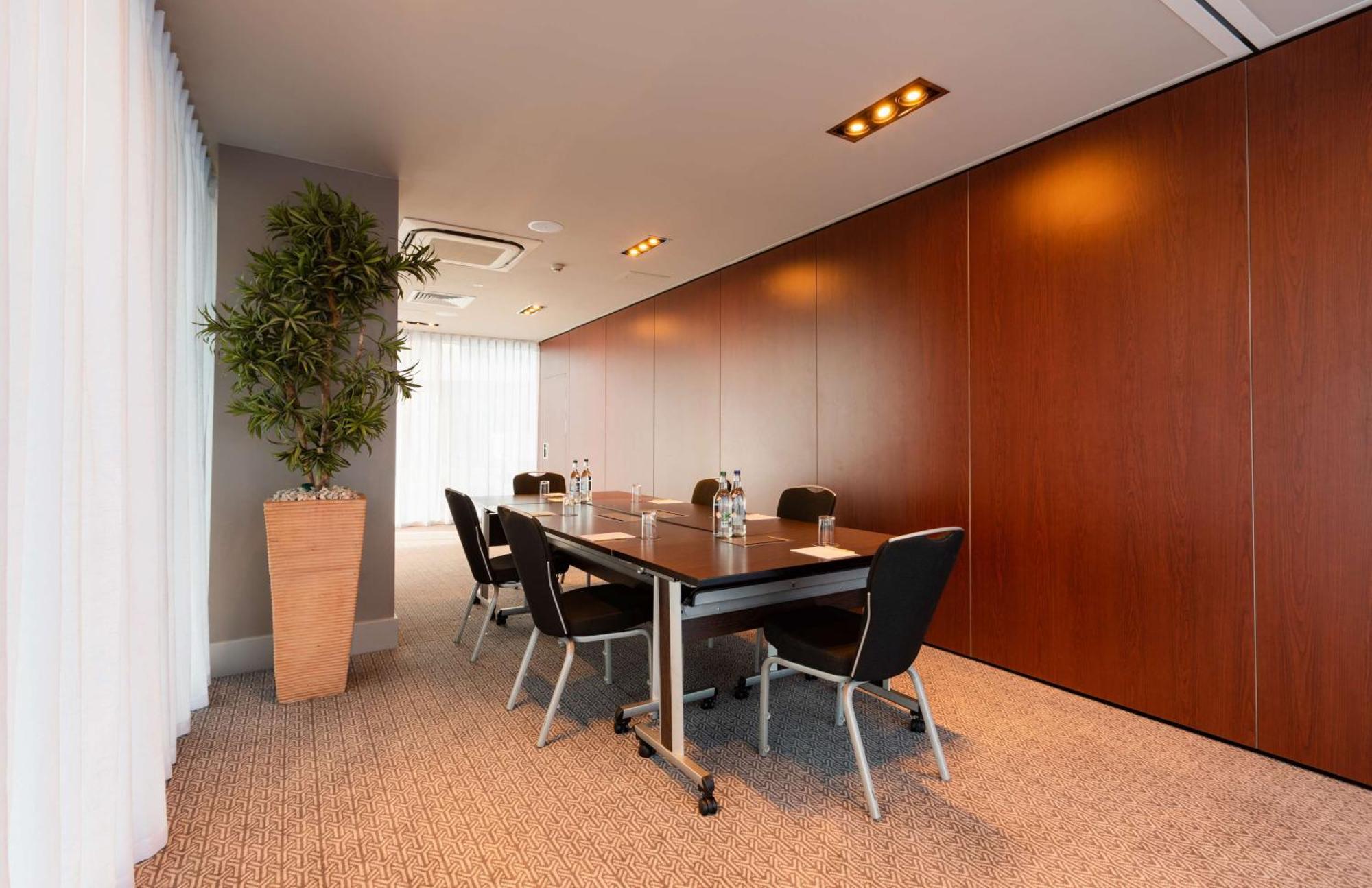Hotel Doubletree By Hilton International Airport 4*
