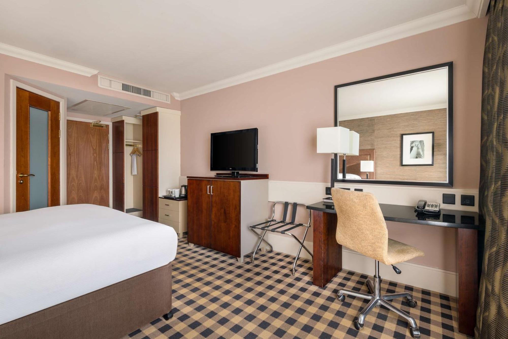 Doubletree By Hilton International Airport 4*
