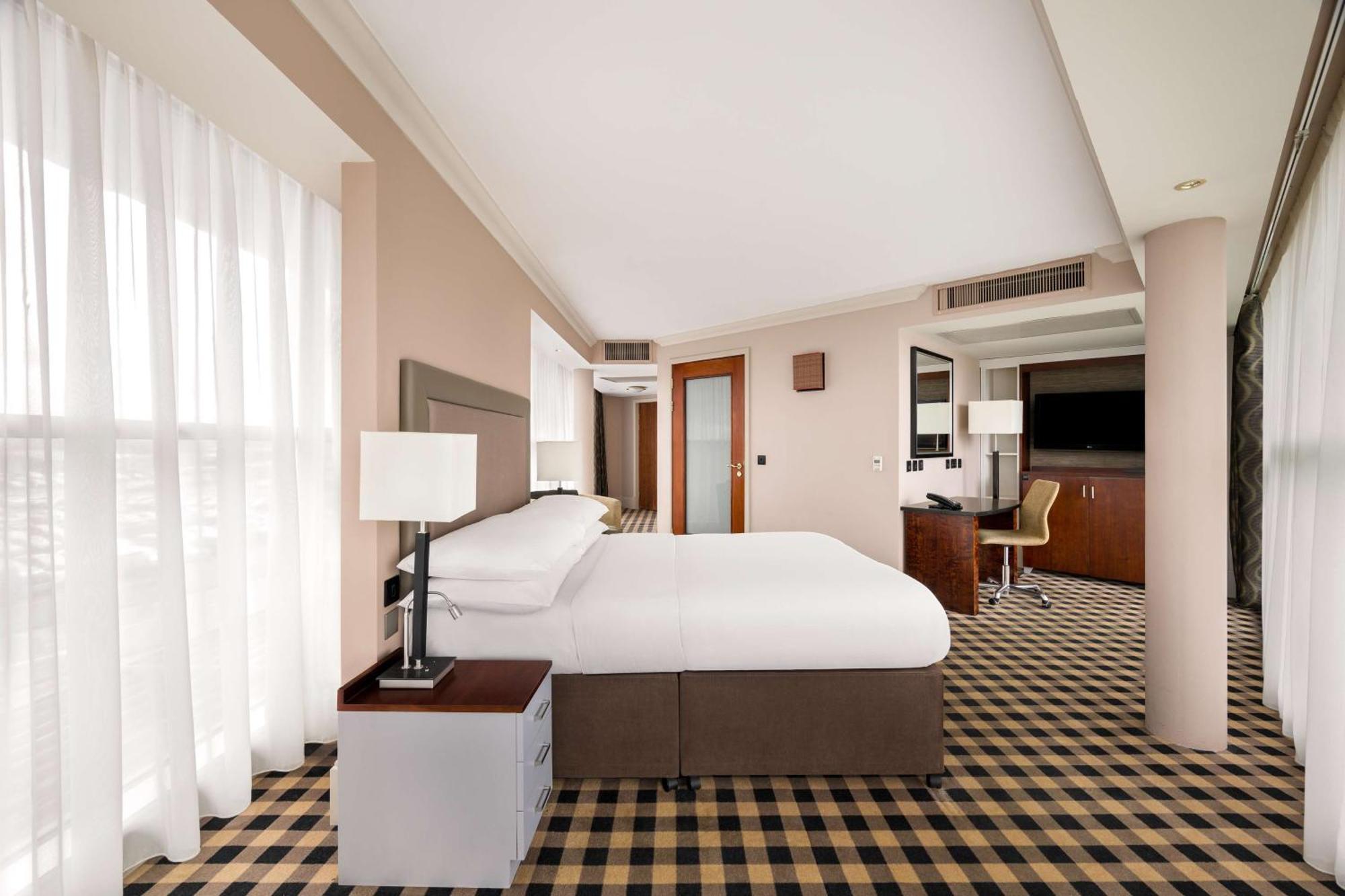 Doubletree By Hilton International Airport Hotel 4*