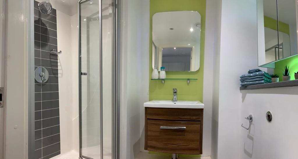 Conveniently Situated Ensuite And At 1, Near Main Universities Apartment