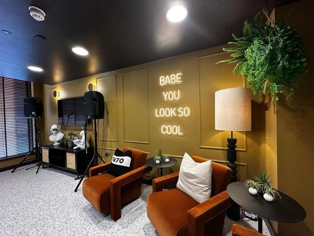 Conveniently Situated Ensuite And At 1, Near Main Universities *