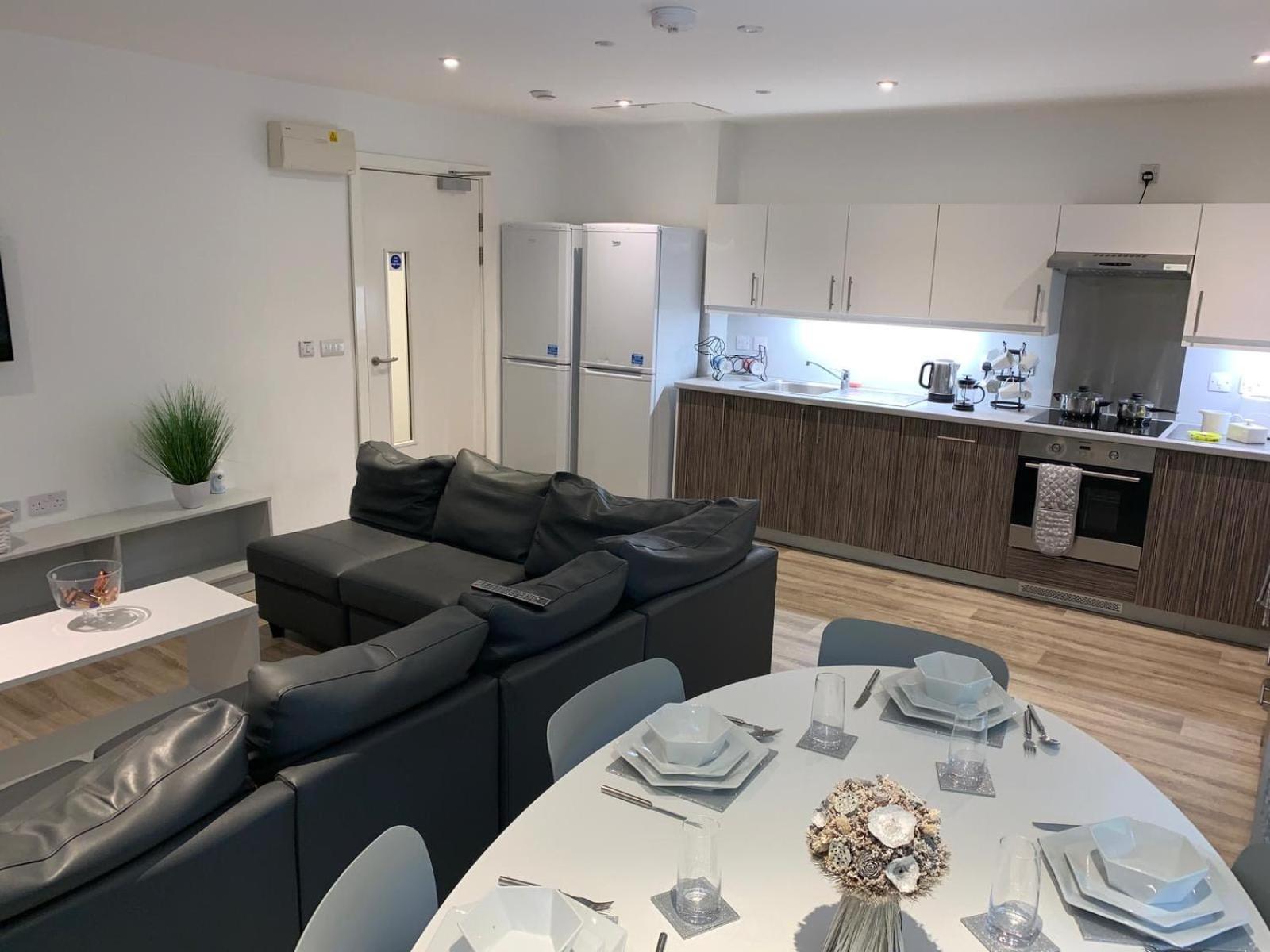 Conveniently Situated Ensuite And At 1, Near Main Universities Apartment *