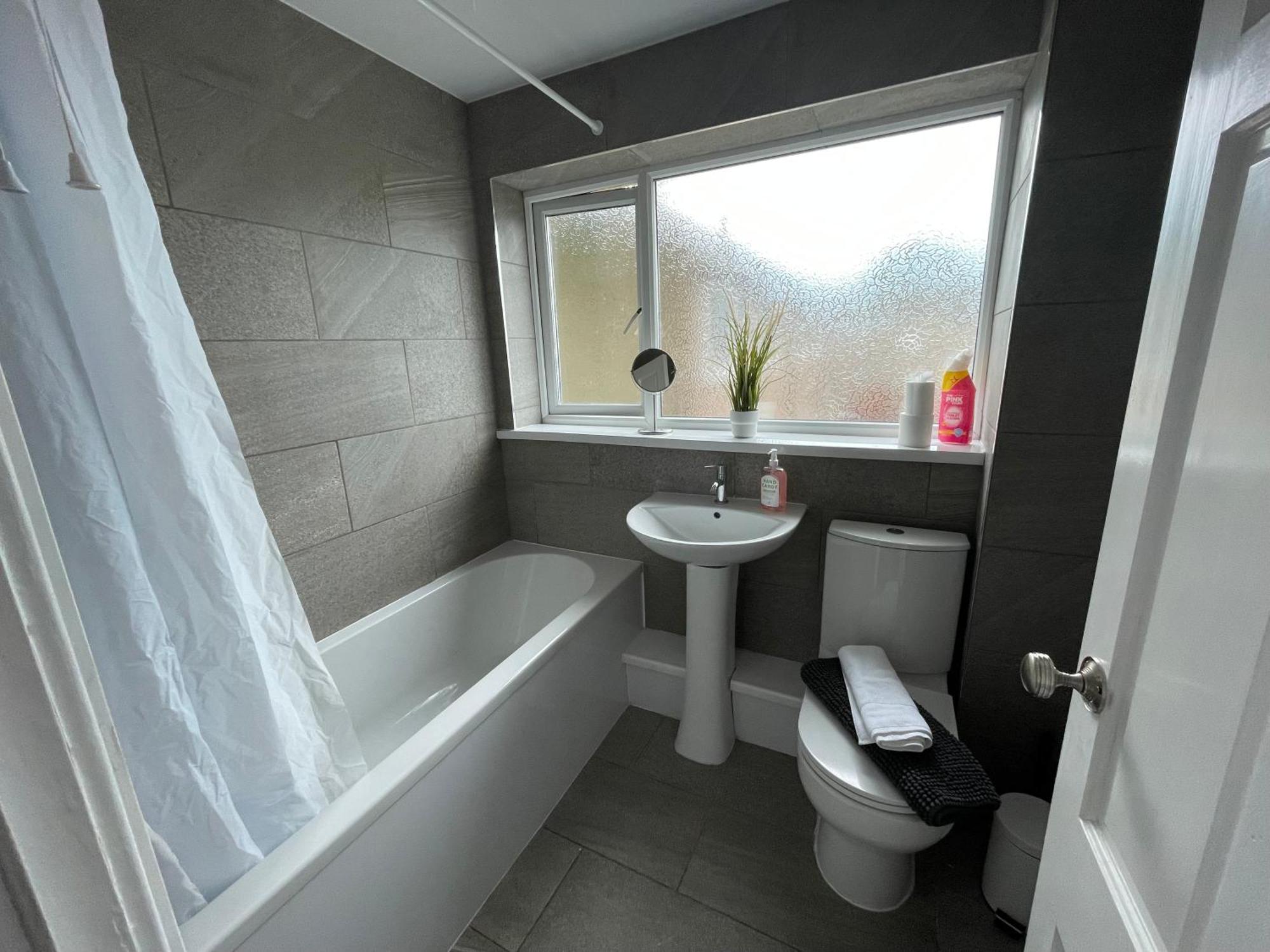 Holiday home Redcroft 3 Bdrm Sleeps 5 Quiet Residental Area *