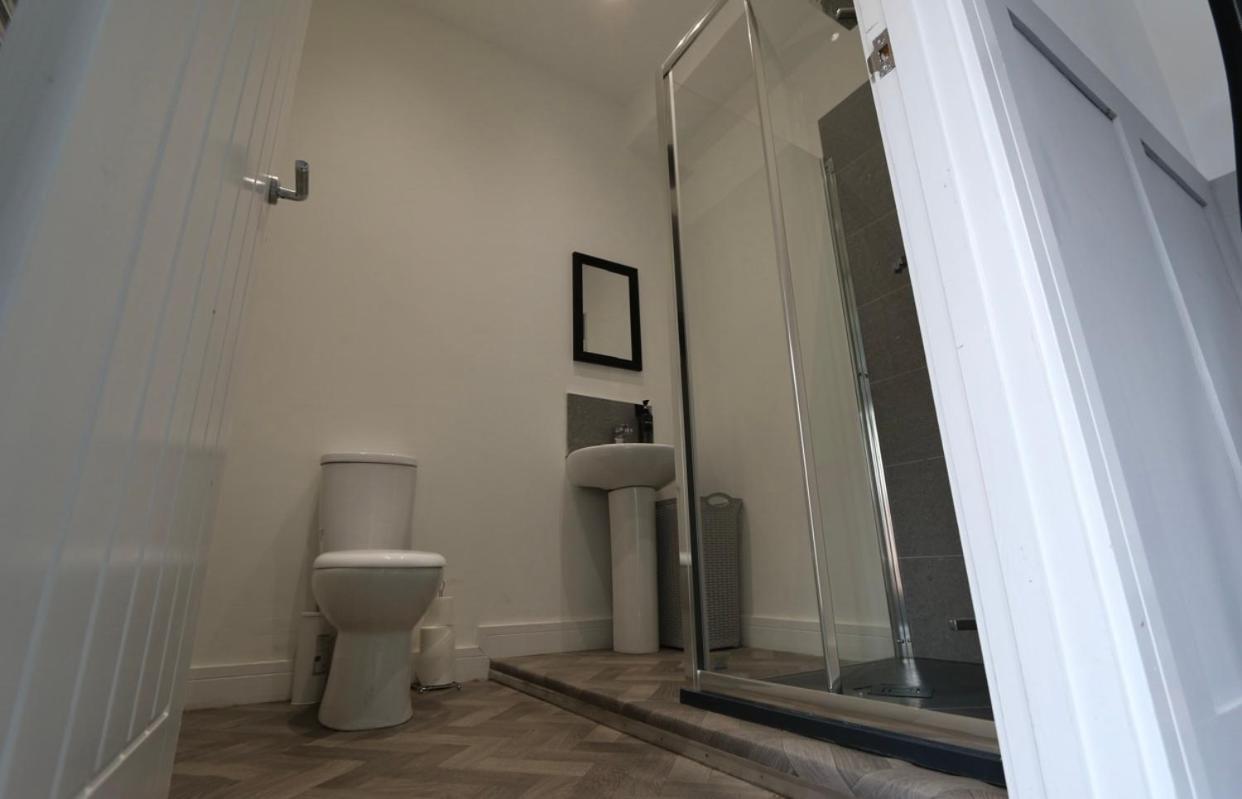Apartment S Hot Tub 1 Mile From City Centre Sleeps 6 Free Parking And Wi-fi Busy High Street Newcastle upon Tyne
