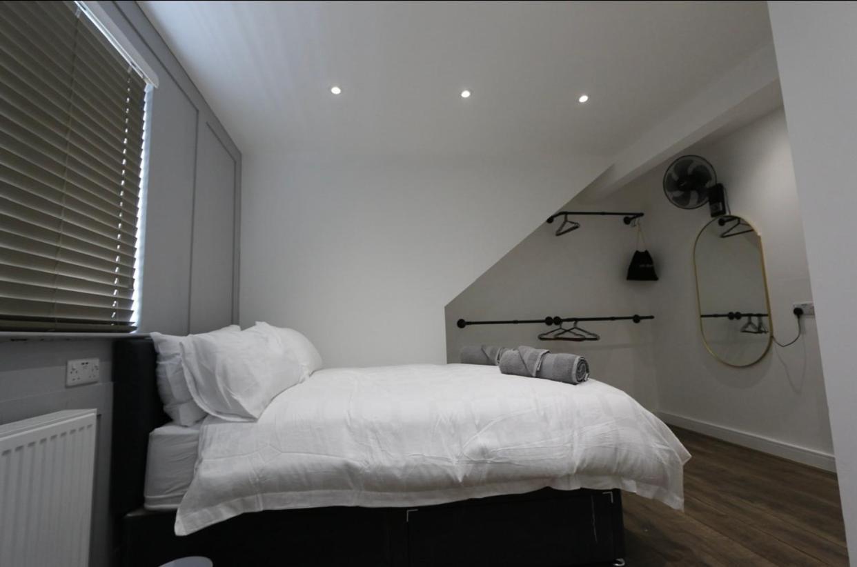 S Hot Tub 1 Mile From City Centre Sleeps 6 Free Parking And Wi-fi Busy High Street *