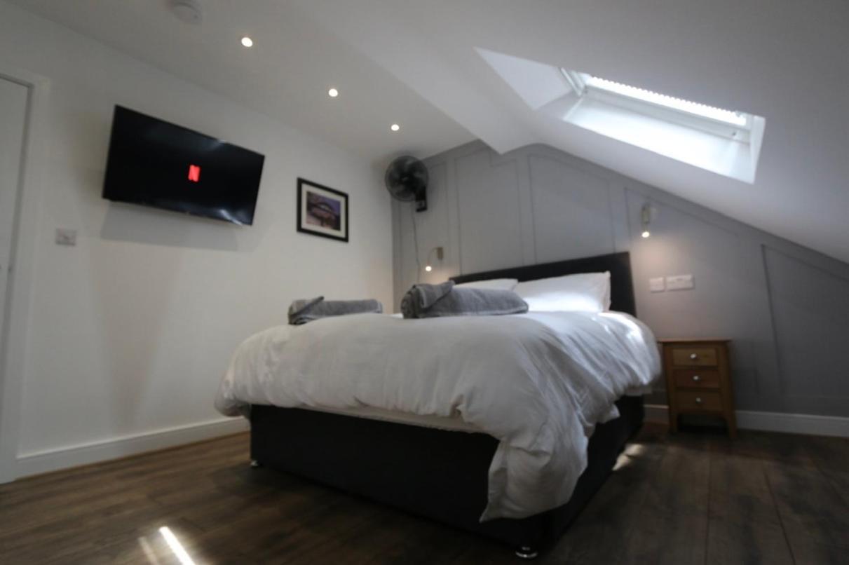S Hot Tub 1 Mile From City Centre Sleeps 6 Free Parking And Wi-fi Busy High Street * Newcastle upon Tyne