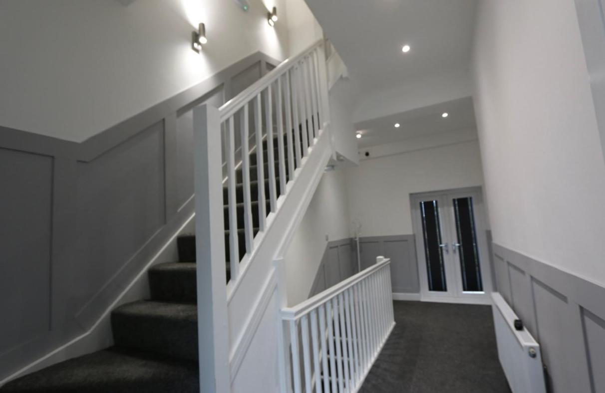 Apartment S Hot Tub 1 Mile From City Centre Sleeps 6 Free Parking And Wi-fi Busy High Street