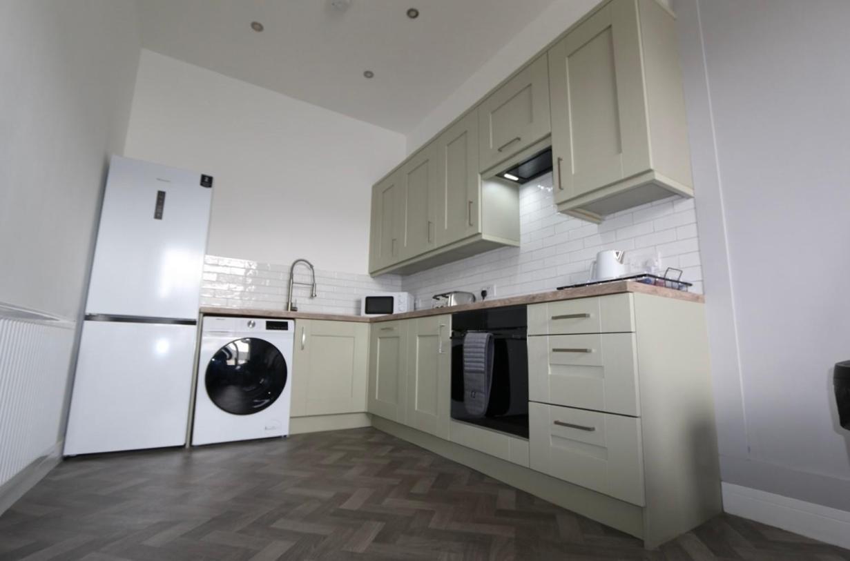 S Hot Tub 1 Mile From City Centre Sleeps 6 Free Parking And Wi-fi Busy High Street