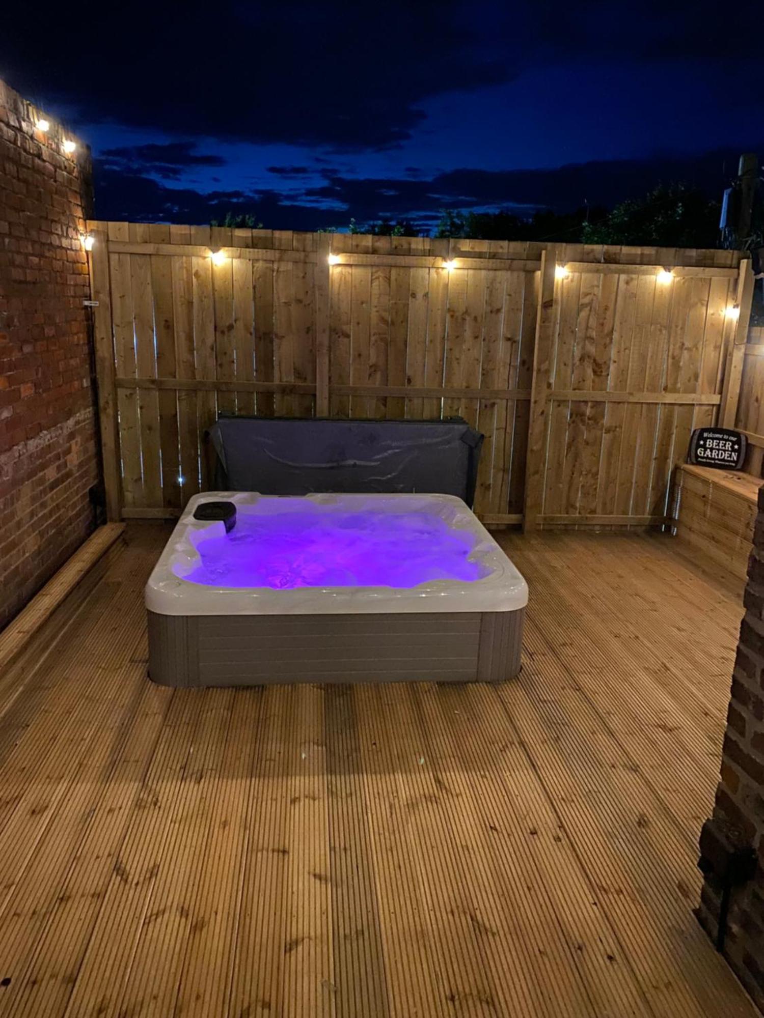 S Hot Tub 1 Mile From City Centre Sleeps 6 Free Parking And Wi-fi Busy High Street Apartment Newcastle upon Tyne