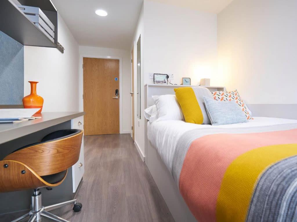 Stylish Ensuite Bedrooms With Private Bathroom And Fully-equipped At Market House In Apartment