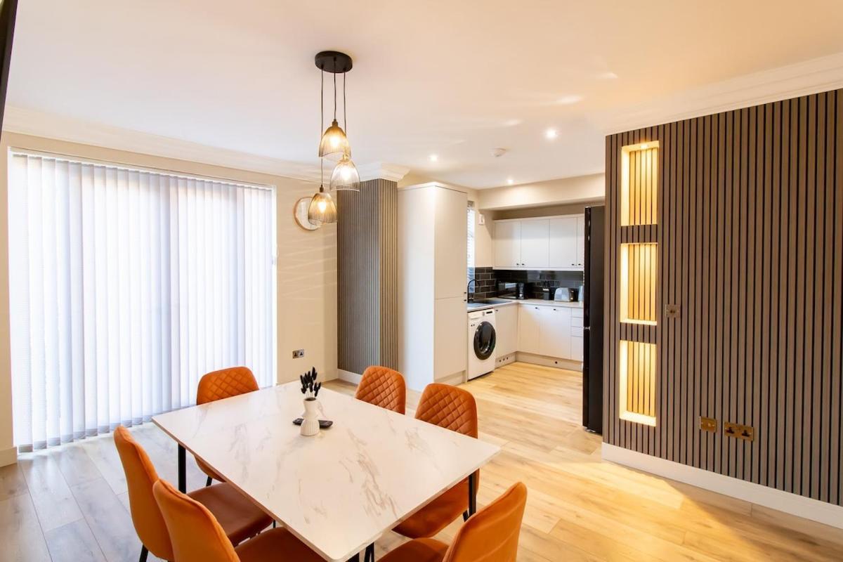 Luna Apartment-3bed Sleeps 6 - Familycontractors Holiday home Newcastle upon Tyne