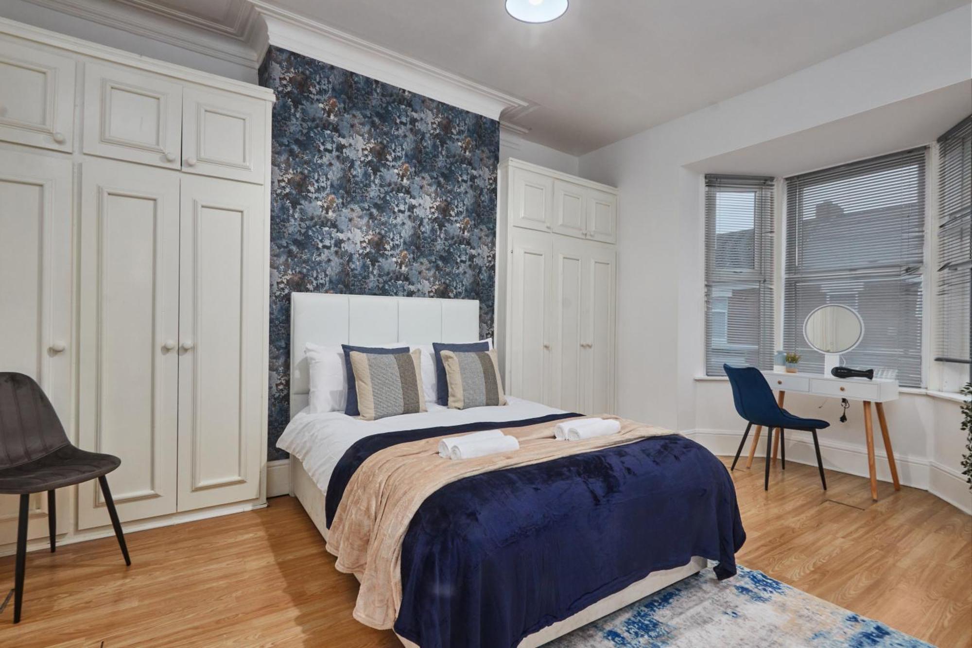 Large Flat Close To The Centre - Sleeps 12 Apartment *