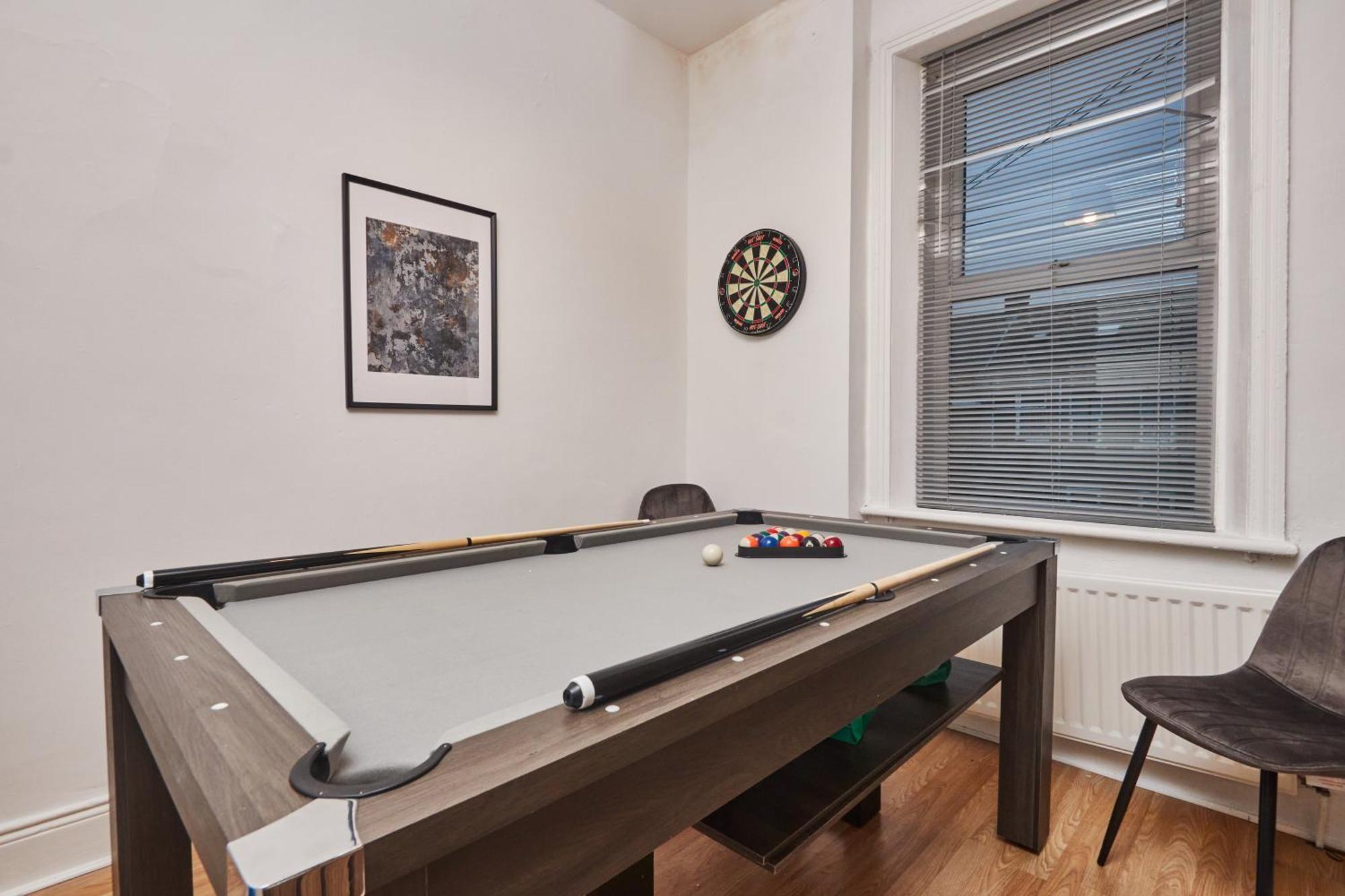 Large Flat Close To The Centre - Sleeps 12
