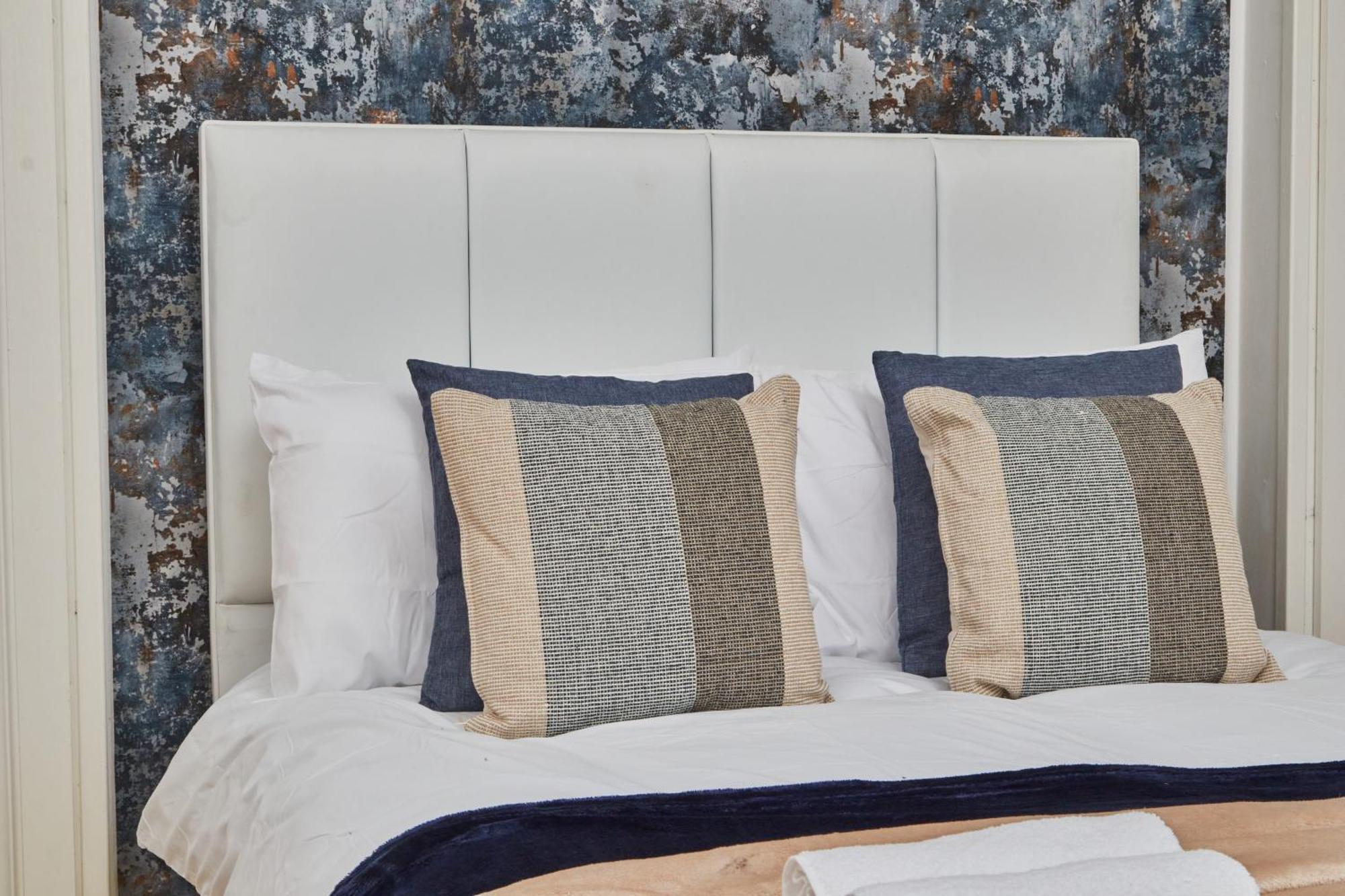 Large Flat Close To The Centre - Sleeps 12 *