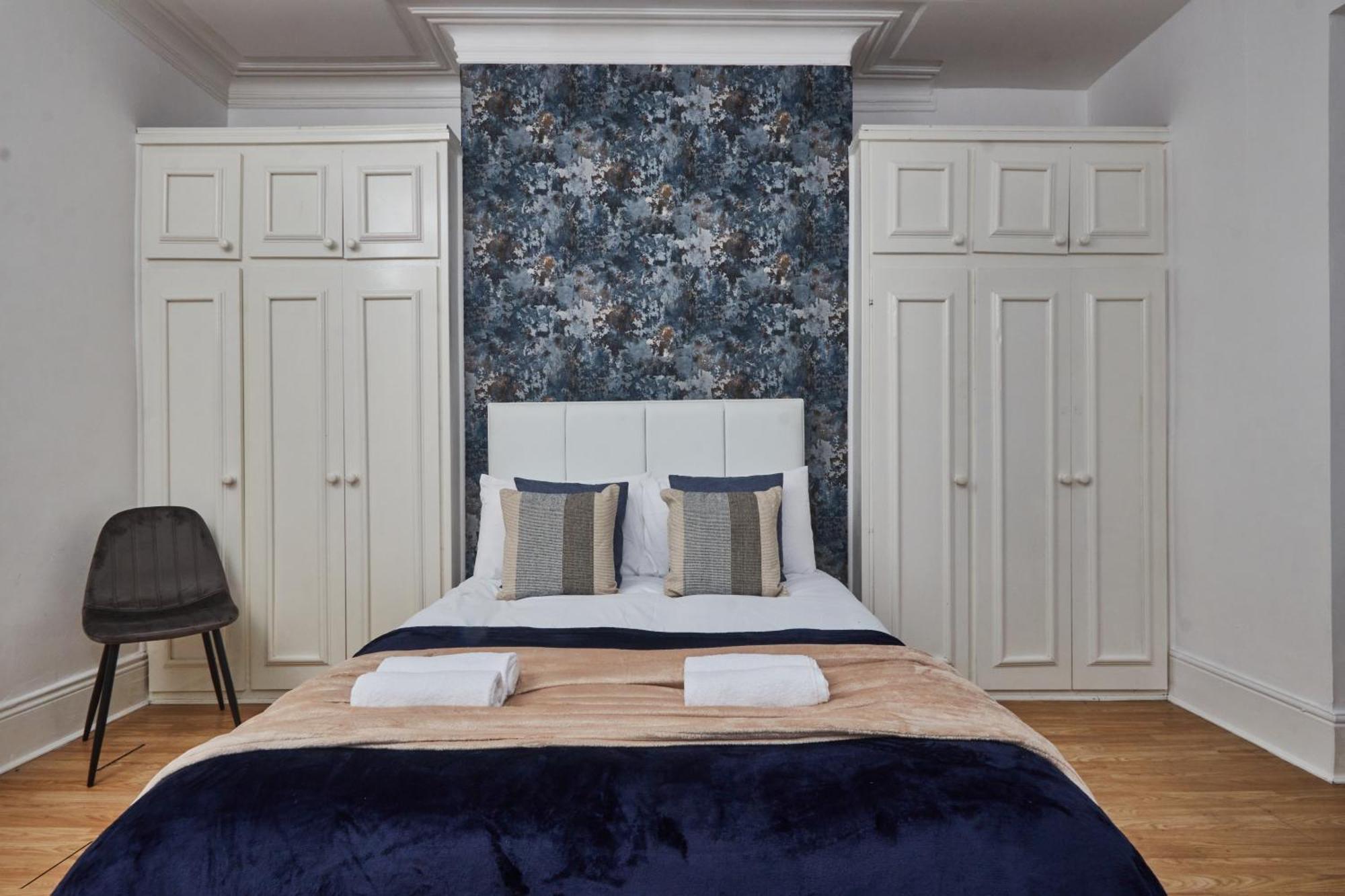 Large Flat Close To The Centre - Sleeps 12 *