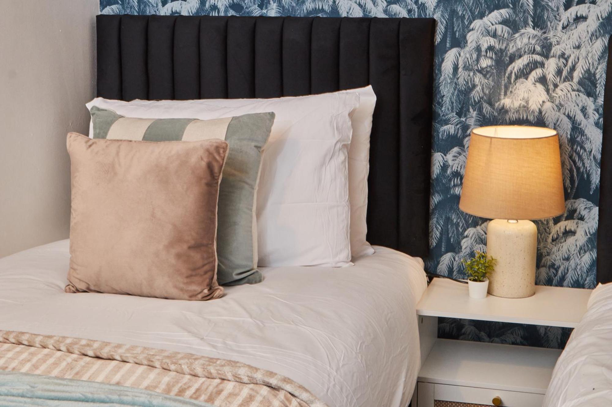 Large Flat Close To The Centre - Sleeps 12 *