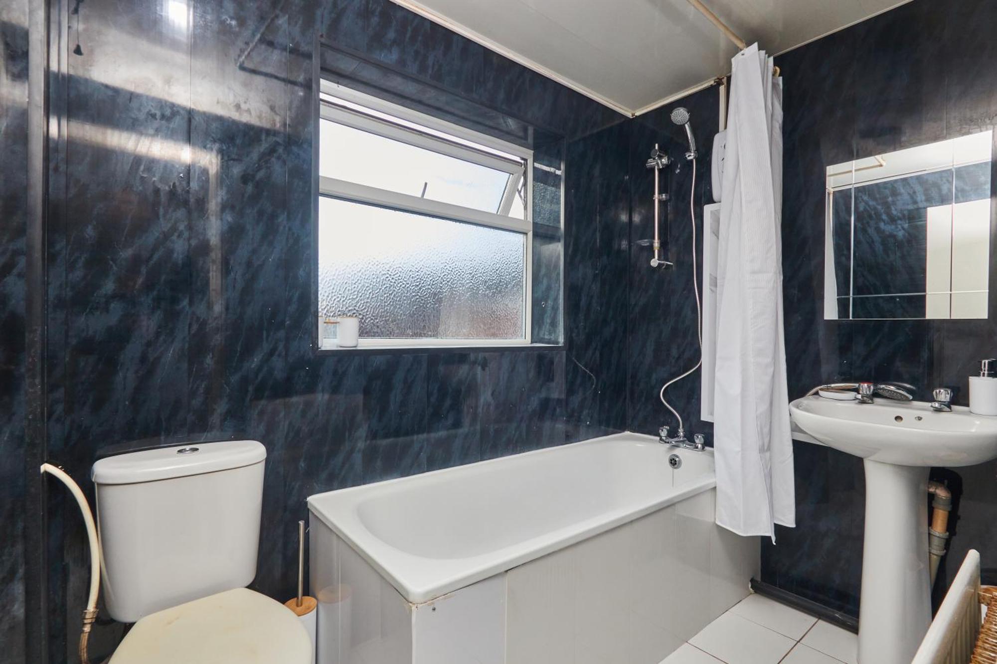 Large Flat Close To The Centre - Sleeps 12 Apartment Newcastle upon Tyne