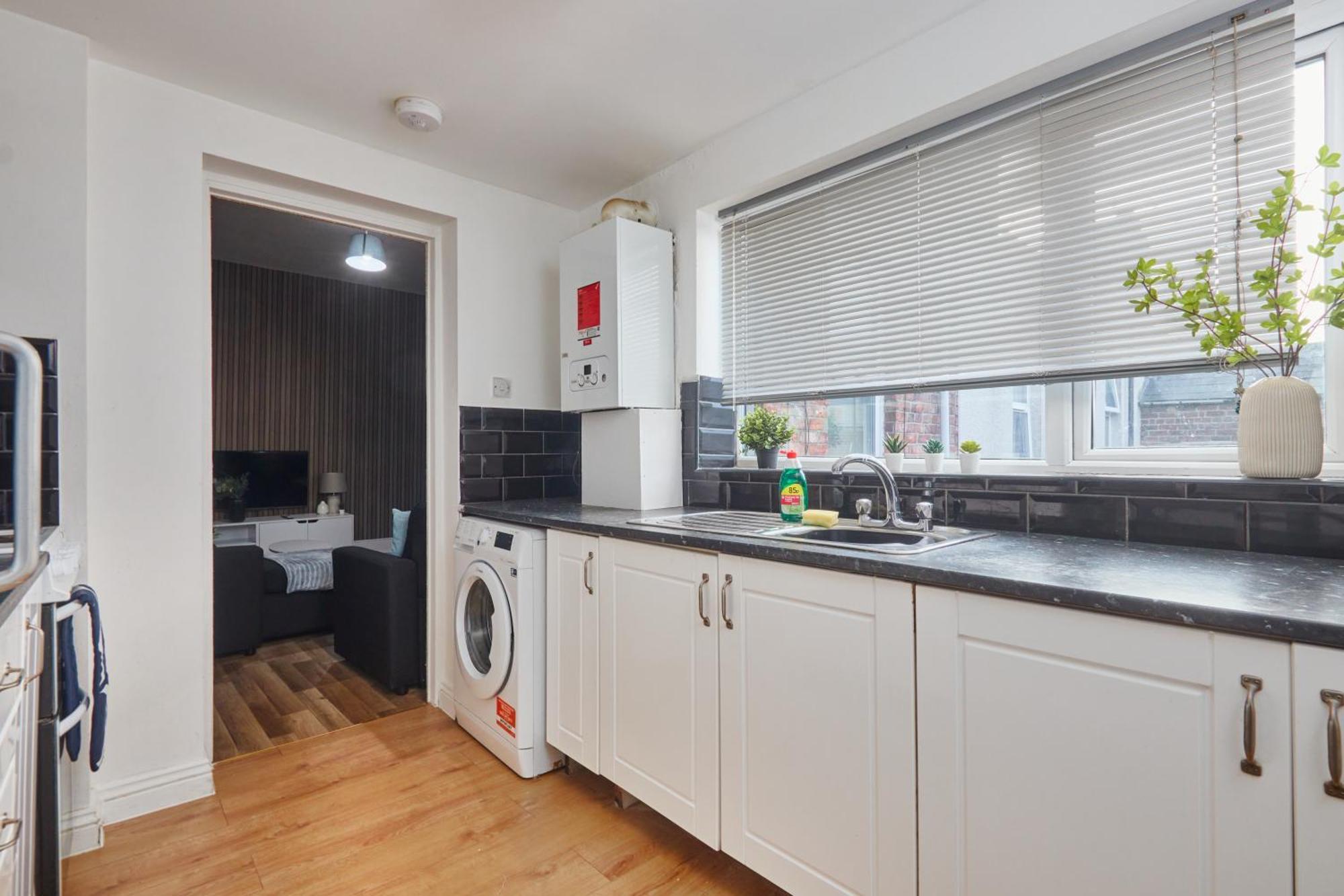Large Flat Close To The Centre - Sleeps 12 Apartment *