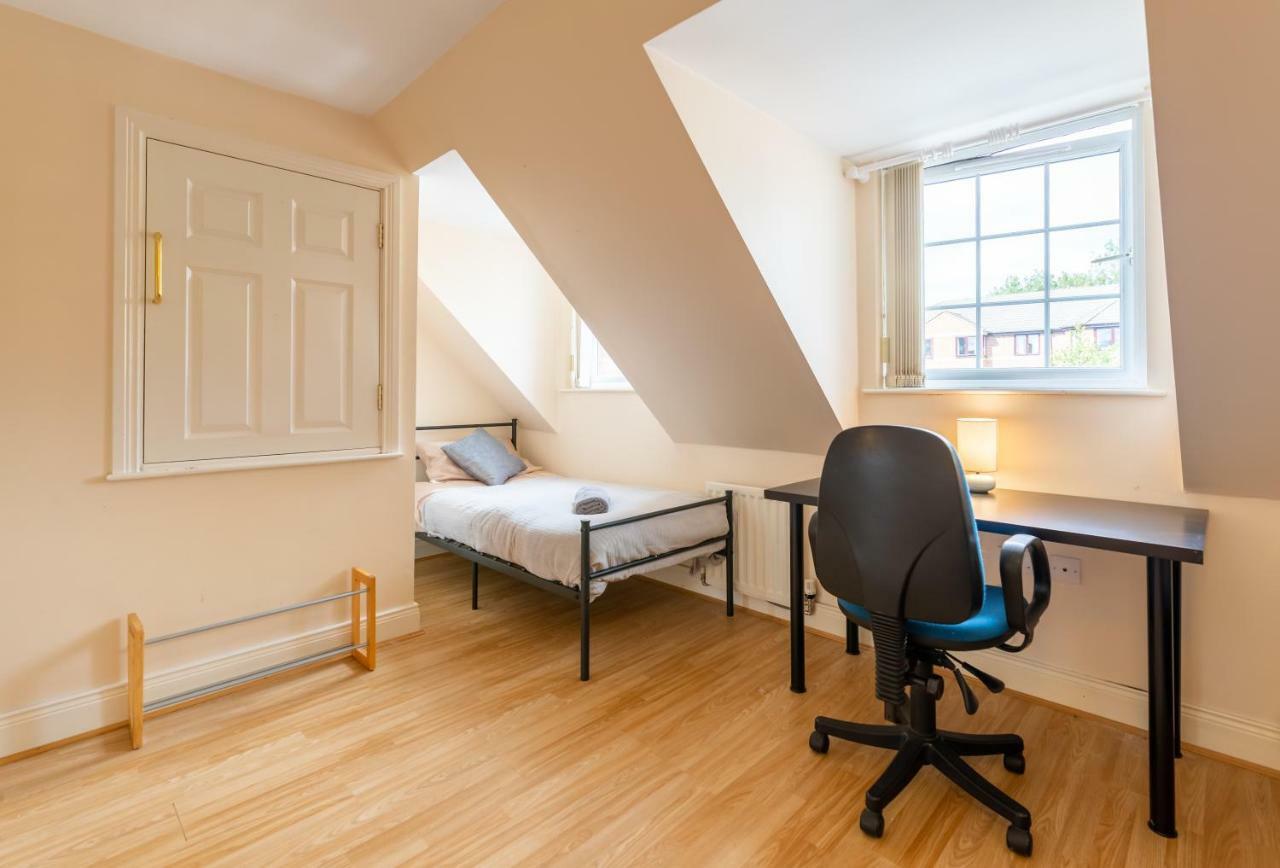 City Centre Spacious Town House Free Parking And Wifi Holiday home