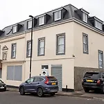 Oyo The Benwell Apartments