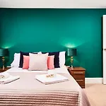 Newcastle Treasure - Sleeps 4 - Lower Ground Floor