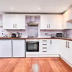 Newcastle Treasure - Sleeps 4 - Lower Ground Floor