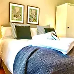 Stylish Quayside 2 Bed Apartment With Beautiful River Views