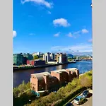 Stylish Quayside 2 Bed Apartment With Beautiful River Views