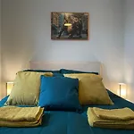 Wall St Flat By Hnfc Stays - Netflix & Popcorn