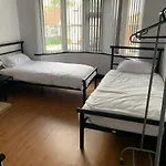 Ovington Grove 1 Free Parking Fully Equipped Kitchen 3 Bedrooms Netflix