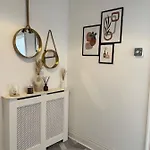 Stylish And Modern 3 Bed Apartment With Free Parking,