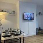 Stylish And Modern 3 Bed Apartment With Free Parking,