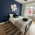 Stylish And Modern 3 Bed Apartment With Free Parking,