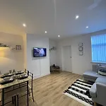 Stylish And Modern 3 Bed Apartment With Free Parking,