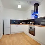 Charltons Bonds Apartments 1A By Week2Week