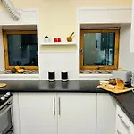 Central Flat Ideal For Work & Leisure