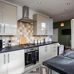 Heaton Retreat Modern & Spacious Staycation
