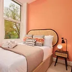 Lovely Chique Newcastle Abode - Sleeps 4 - First Floor