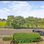 Modern Family Home Large Garden Free Parking