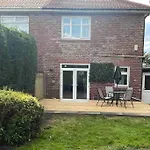 Modern Family Home Large Garden Free Parking