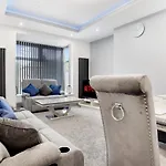 Exquisite 3-Bedroom, Newly Renovated, Sleeps 6