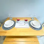 Modern 4 Beds House With Free Parking
