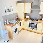 Modern 4 Beds House With Free Parking