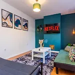 New Large 2 Bed Entire Apartment Near Newcastle Upon Tyne With Free Parking
