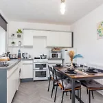 New Large 2 Bed Entire Apartment Near Newcastle Upon Tyne With Free Parking