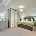 Charltons Bonds Apartments 2B By Week2Week
