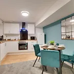 Charltons Bonds Apartments 2B By Week2Week